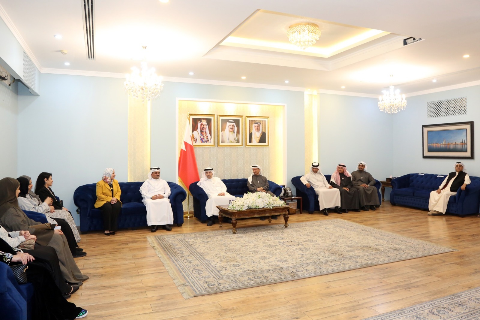 محافظ العاصمة يكرم اللجنة العليا لبرنامج العاصمة محافظة صحية<